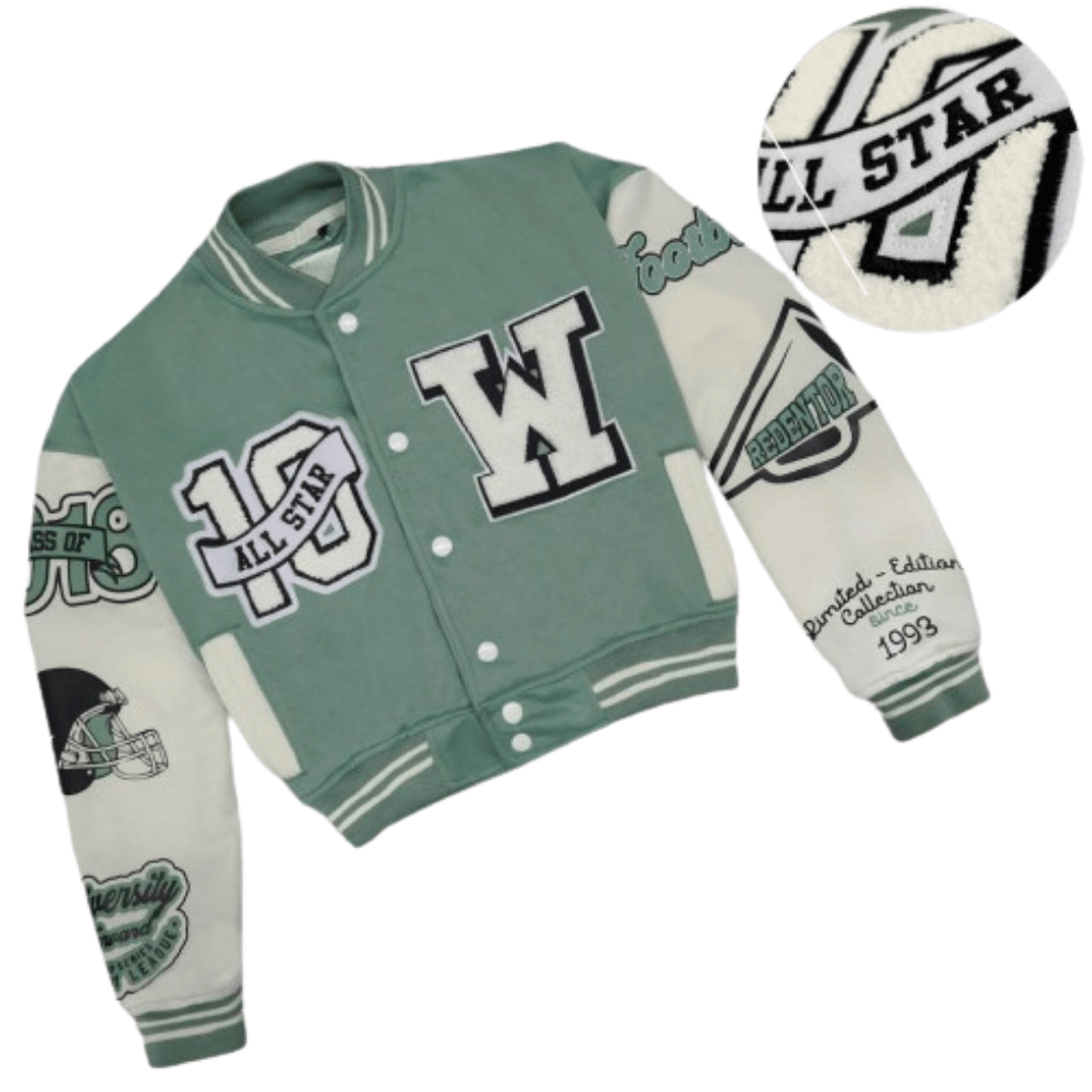 Chaqueta beisbolera verde con mangas claras, gráficos decorativos y bordes a rayas.