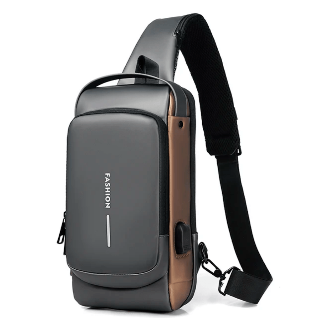  Bolso bandolera gris con bolsillo frontal, lateral marrón y correa negra.