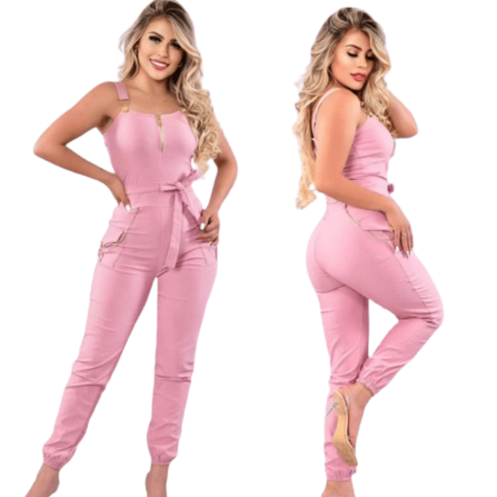 Enterizo con tirantes rosa de tela lisa, con escote recto, cierre frontal, pantalón ajustado y lazo en la cintura.